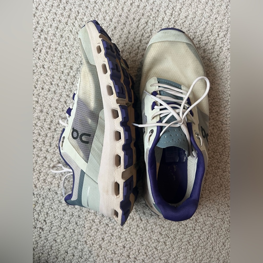 OnCloud women’s shoe with blue and purple